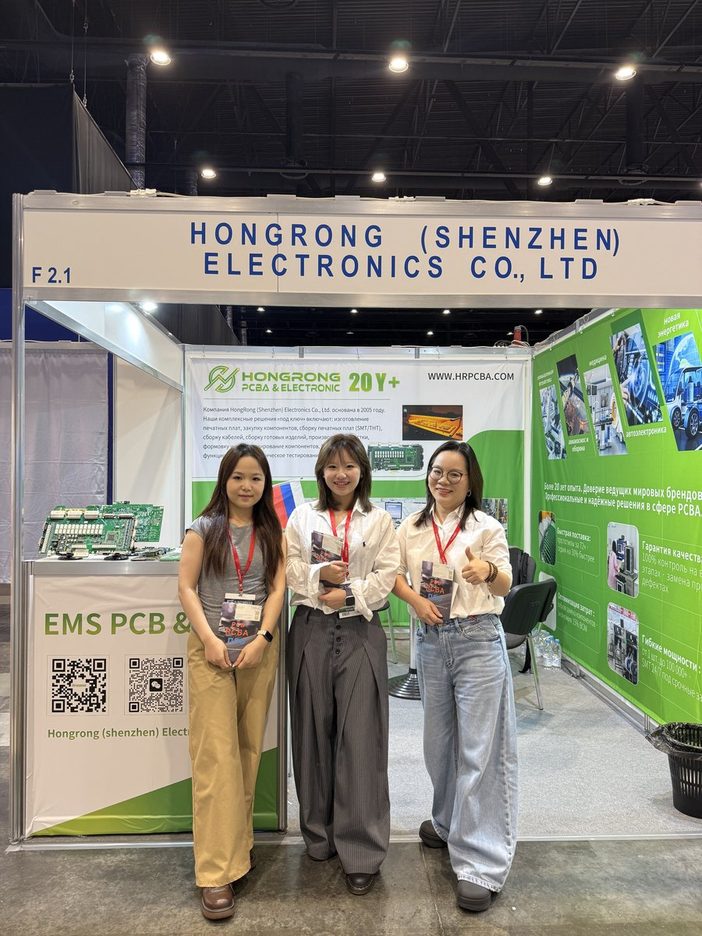 Hongrong staff in front of booth F2.1 at the Moscow show